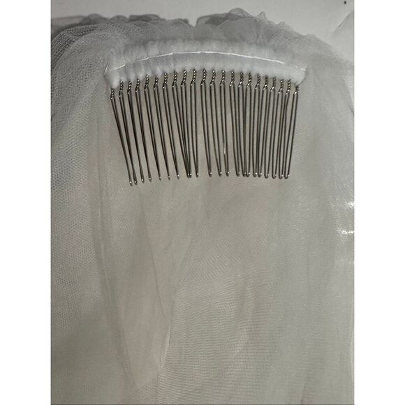 David’s Bridal Gorgeous Pearl Wedding Veil Tiered Pearl & Beaded - Picture 5 of 5